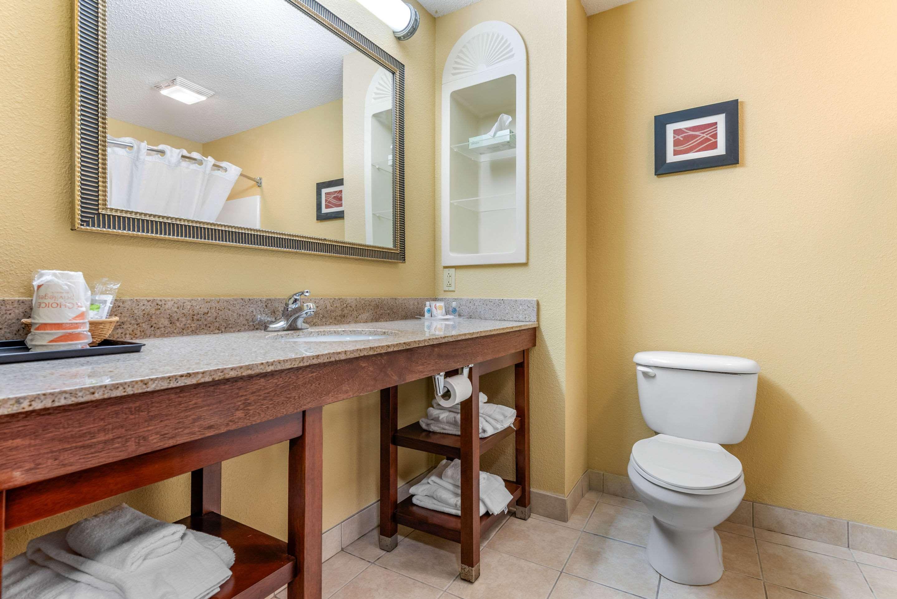 Comfort Suites Findlay Bagian luar foto