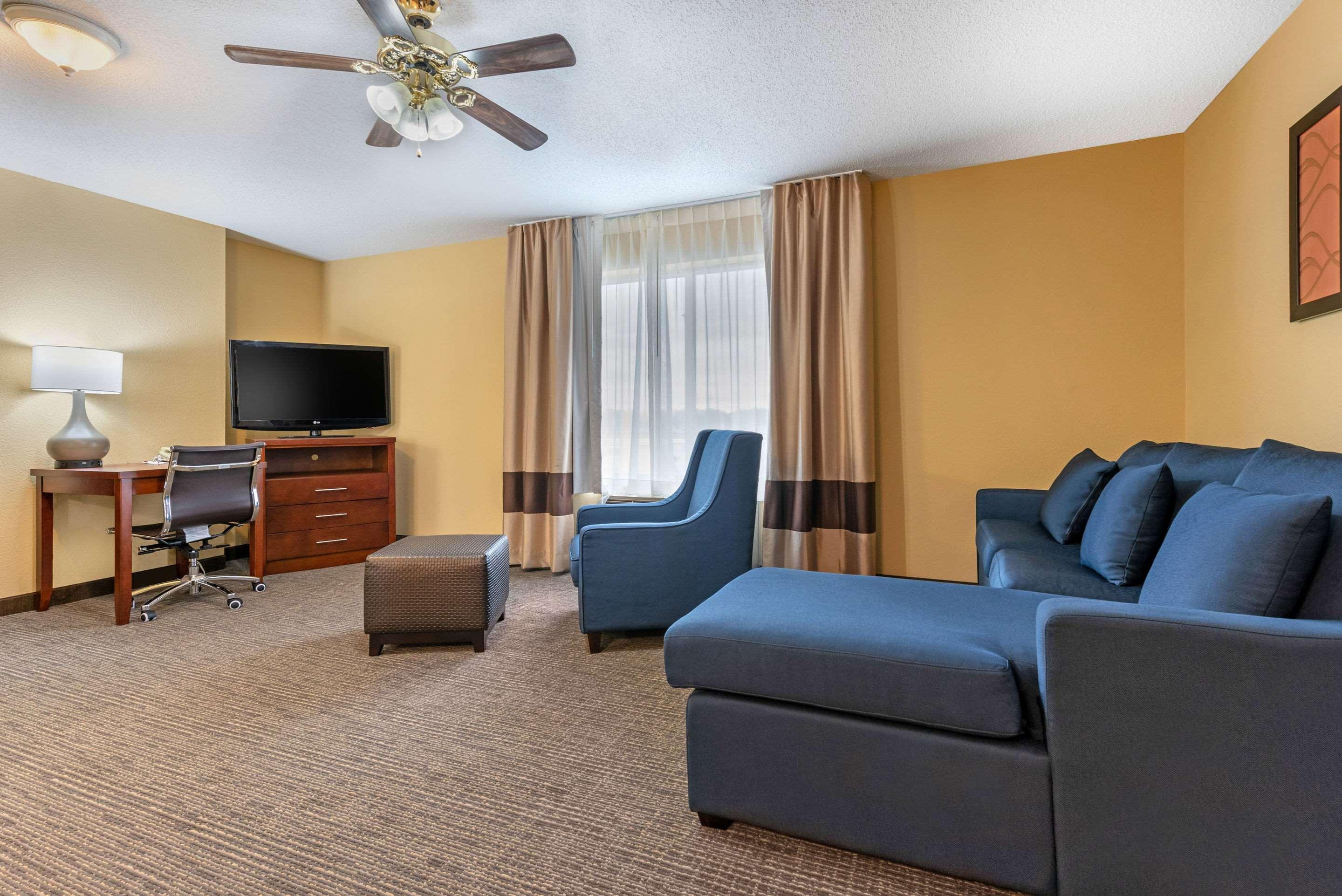 Comfort Suites Findlay Bagian luar foto