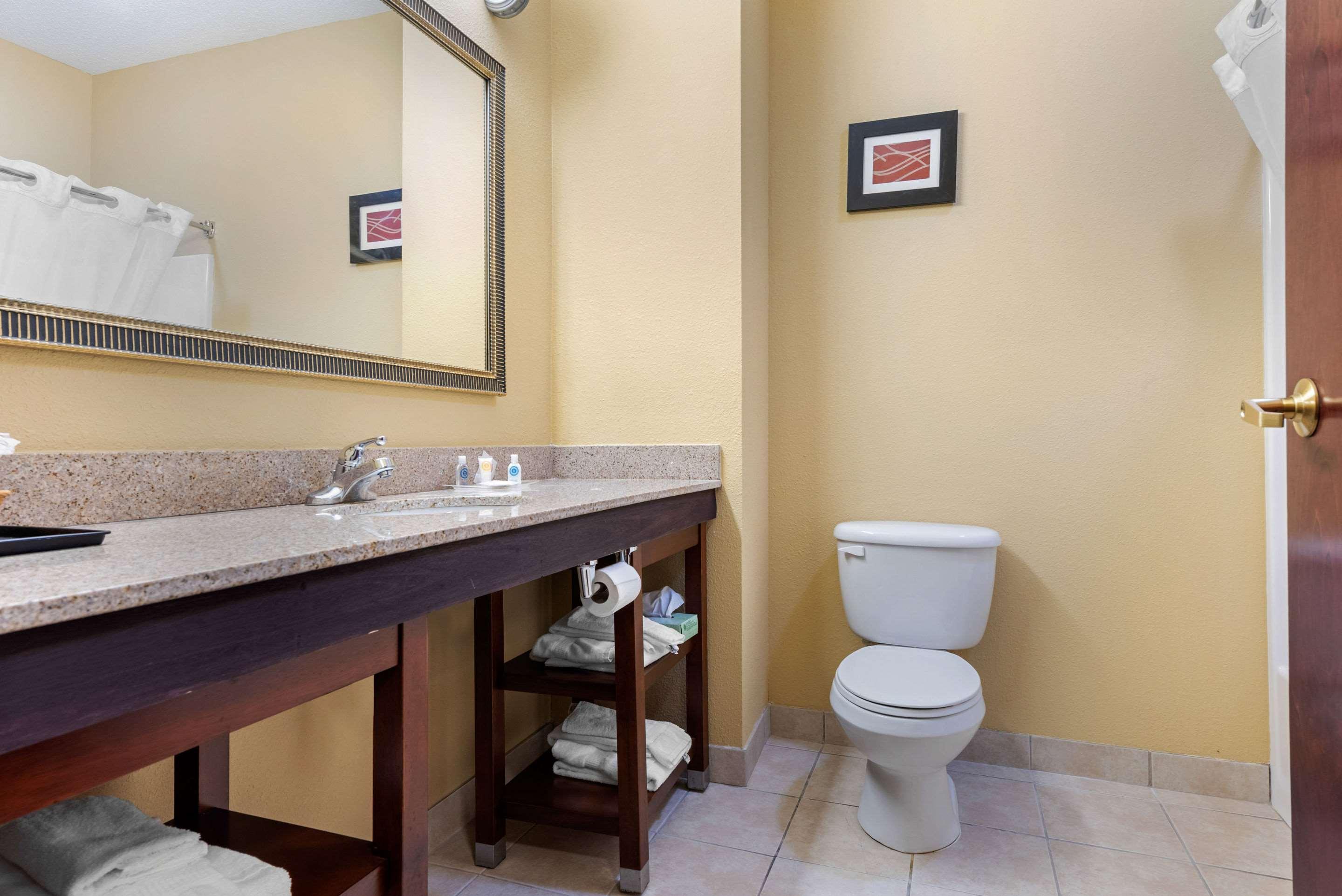Comfort Suites Findlay Bagian luar foto