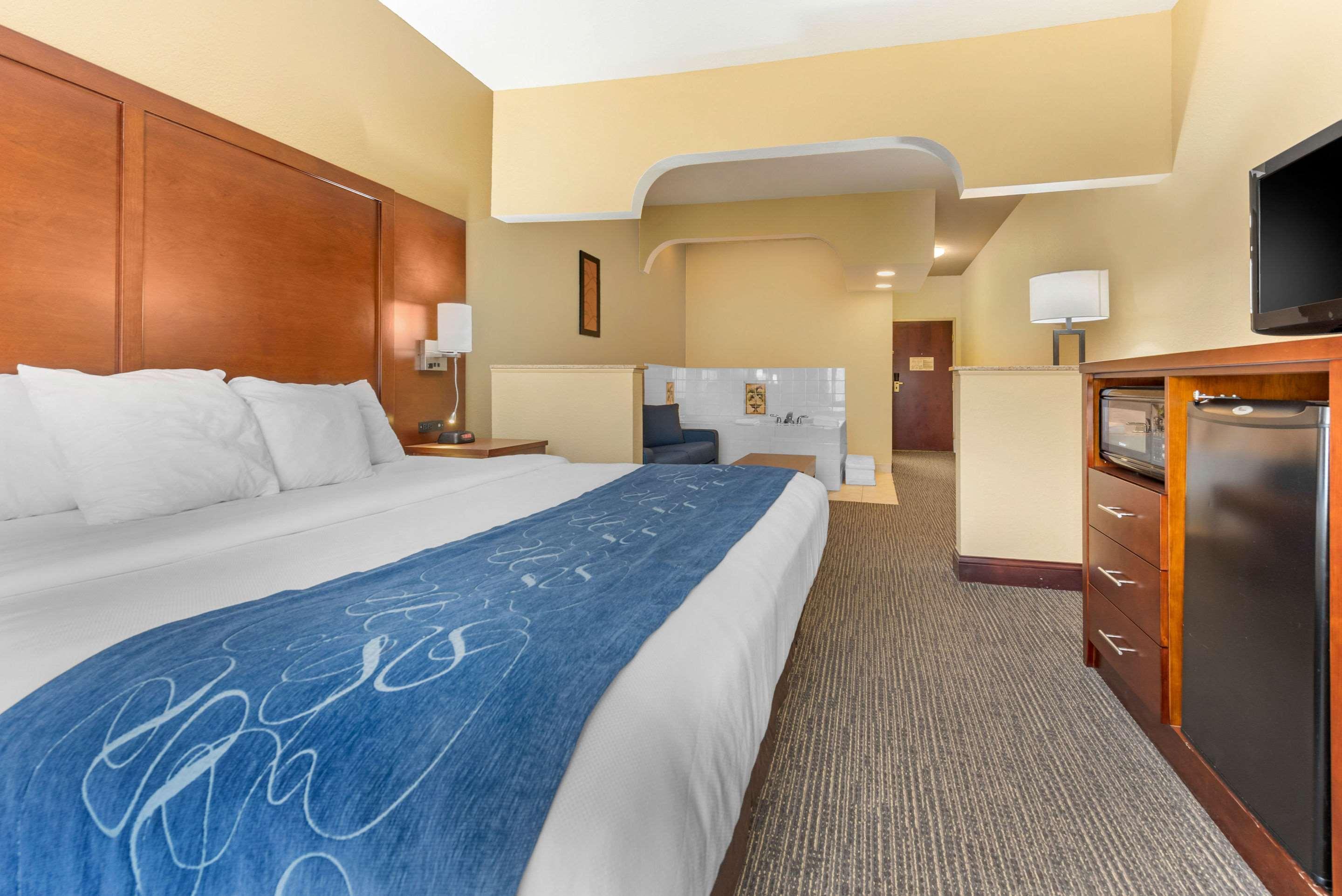 Comfort Suites Findlay Bagian luar foto