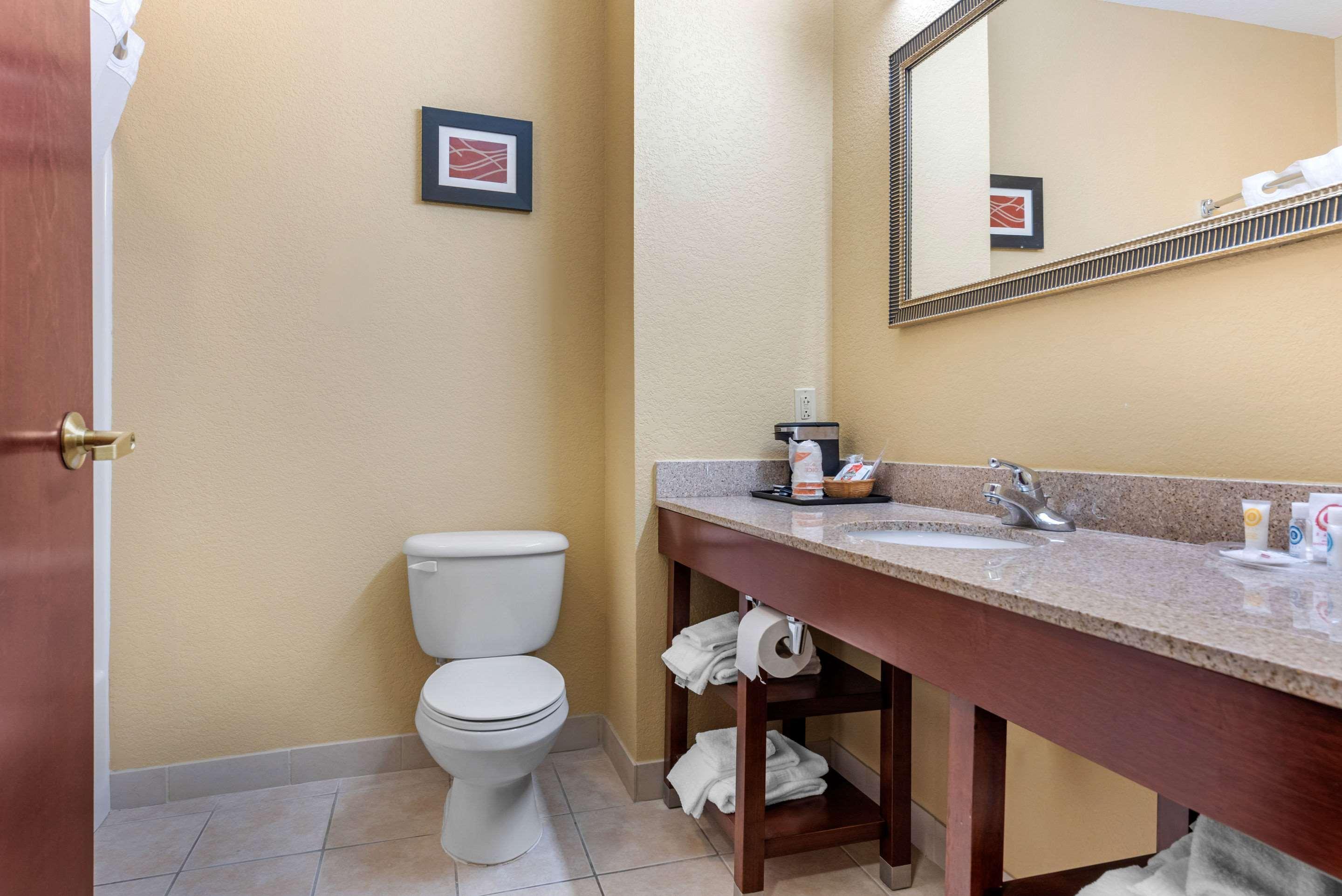 Comfort Suites Findlay Bagian luar foto