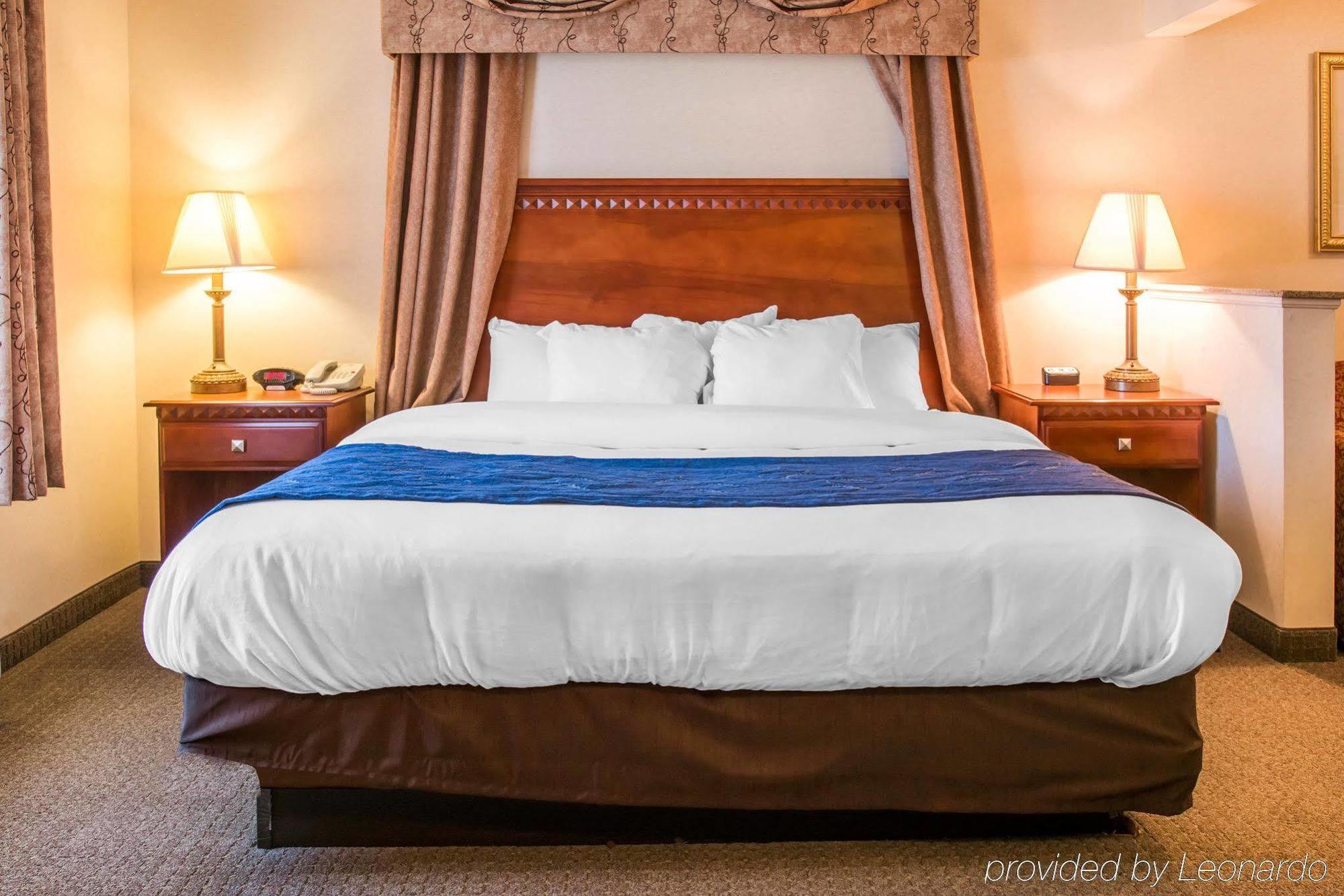 Comfort Suites Findlay Bagian luar foto