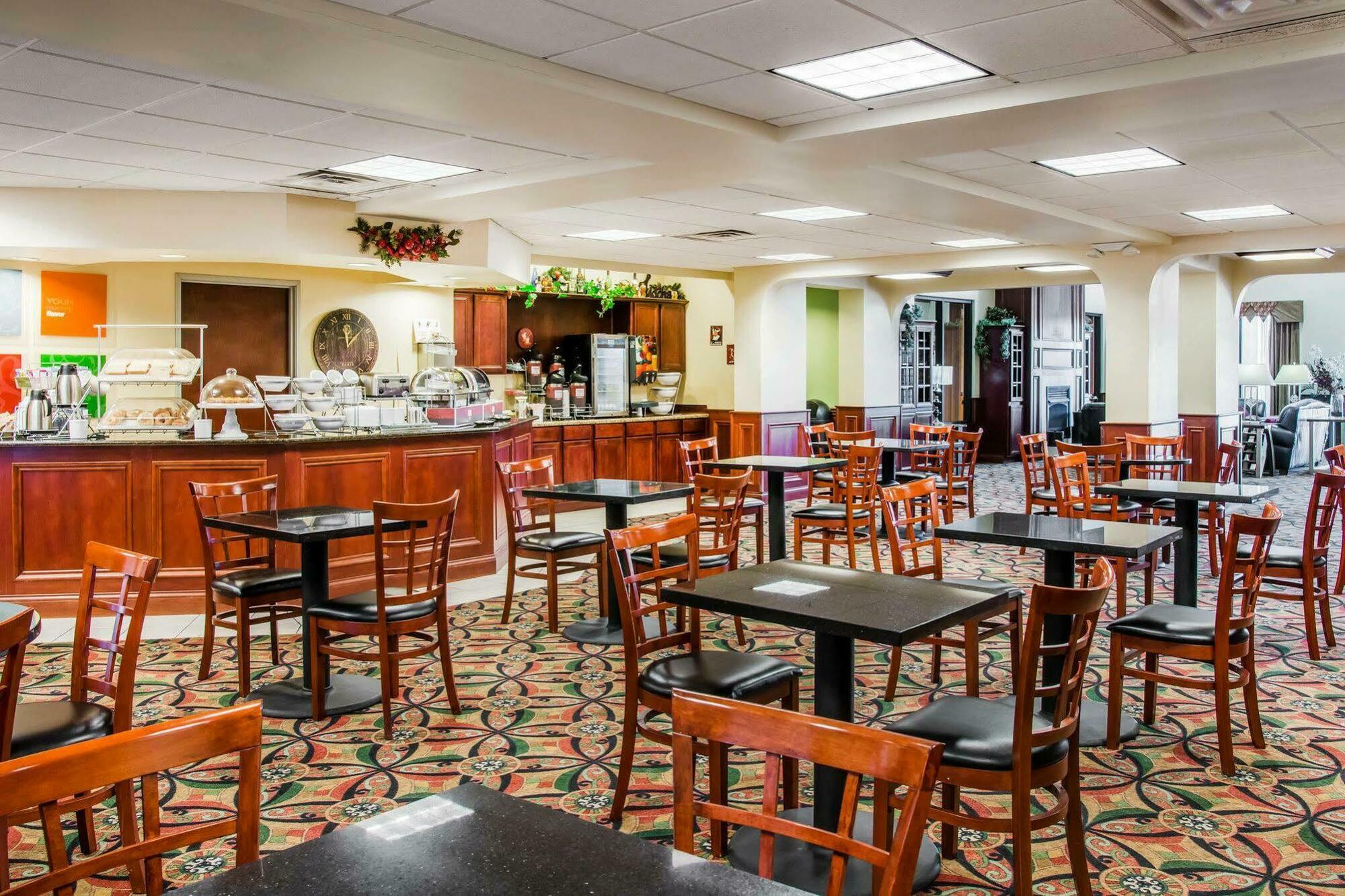 Comfort Suites Findlay Bagian luar foto