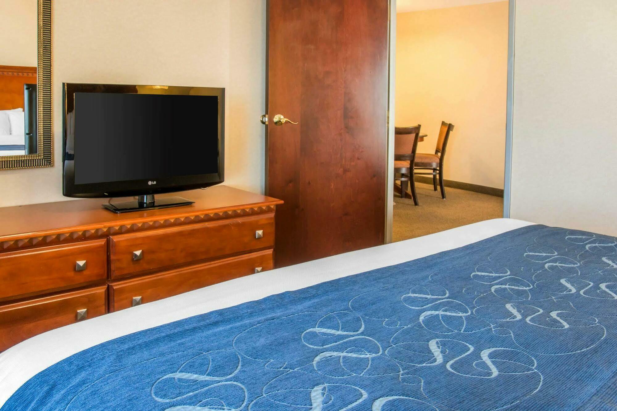 Comfort Suites Findlay Bagian luar foto