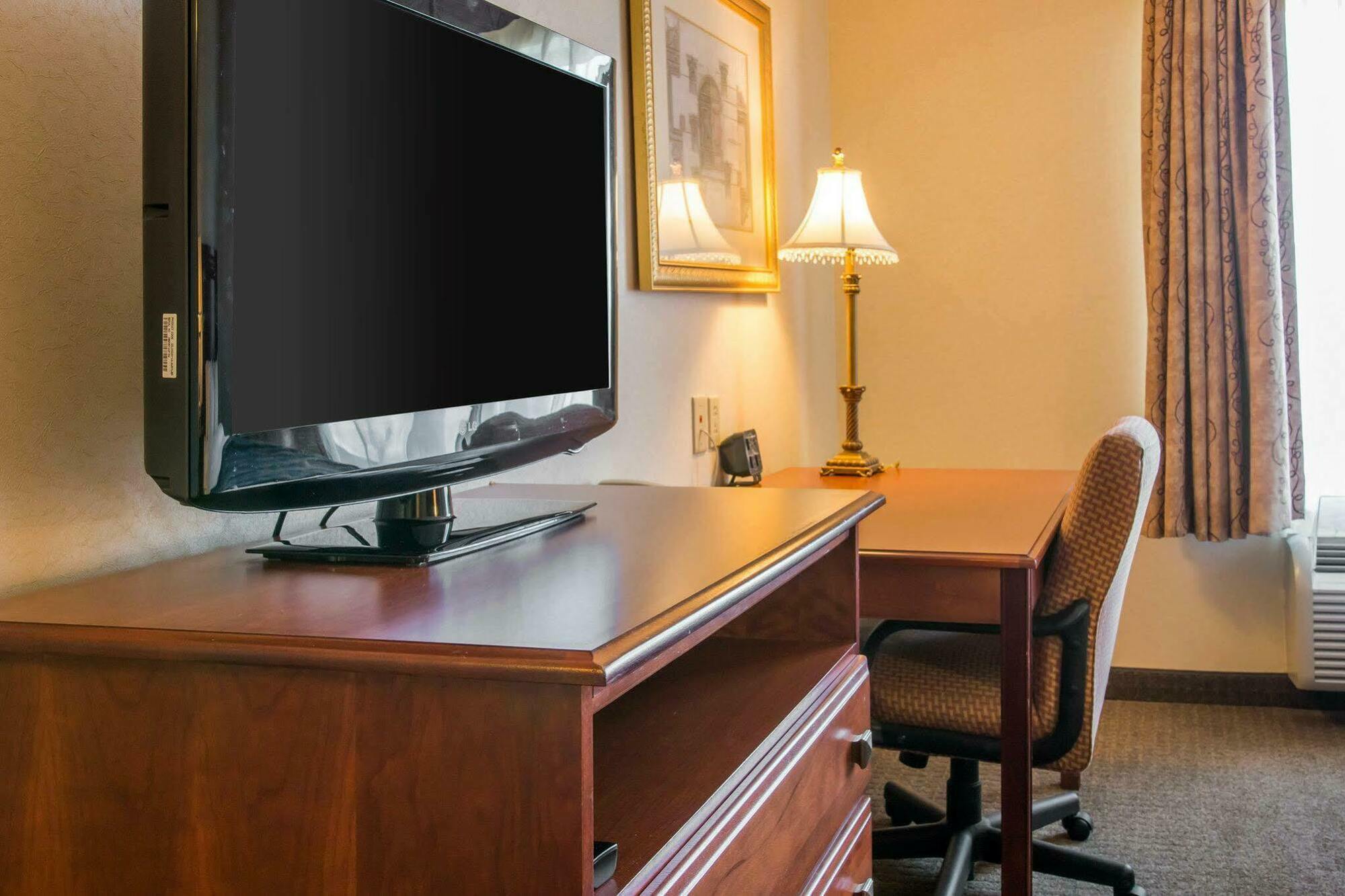 Comfort Suites Findlay Bagian luar foto
