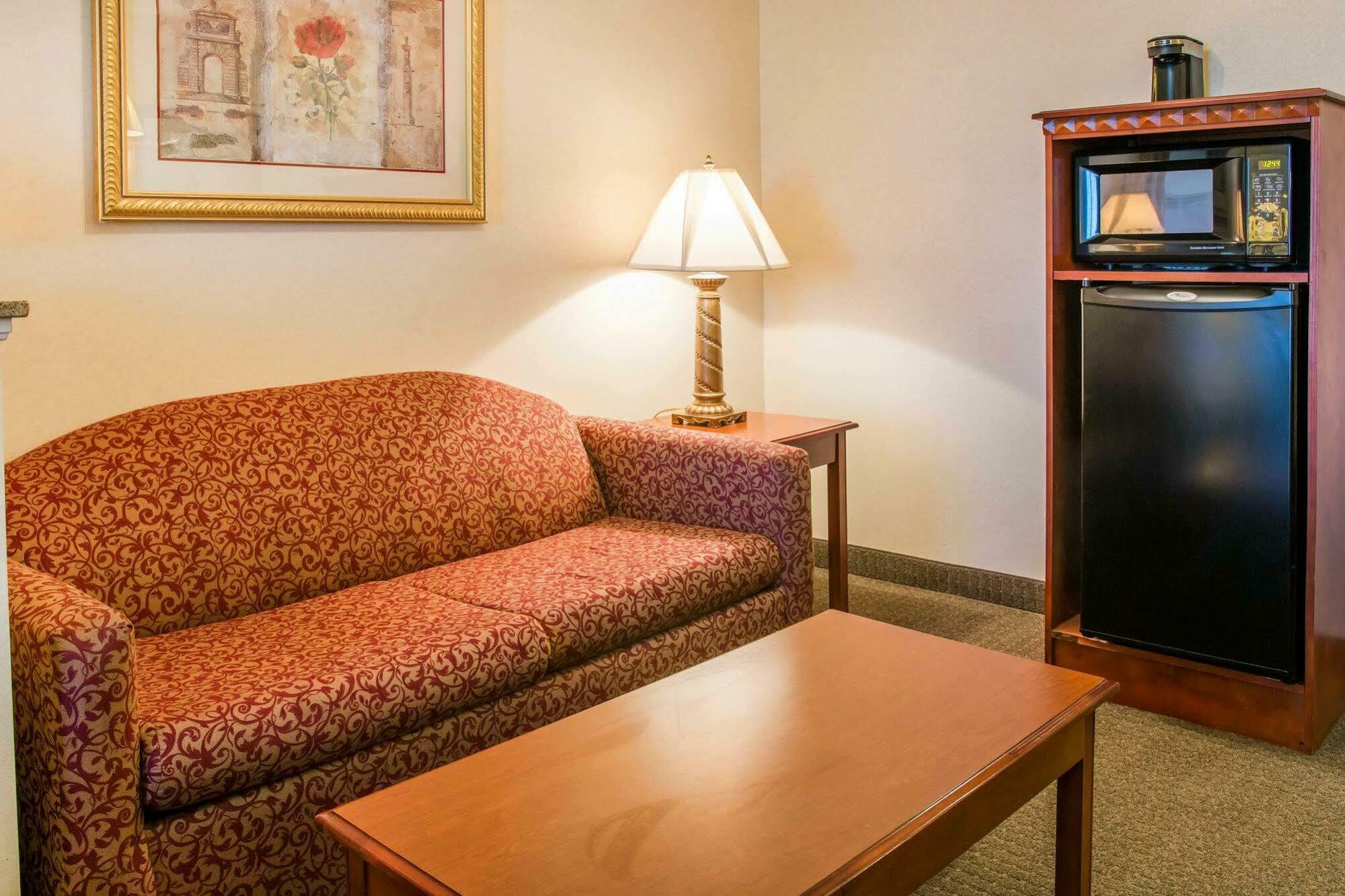 Comfort Suites Findlay Bagian luar foto