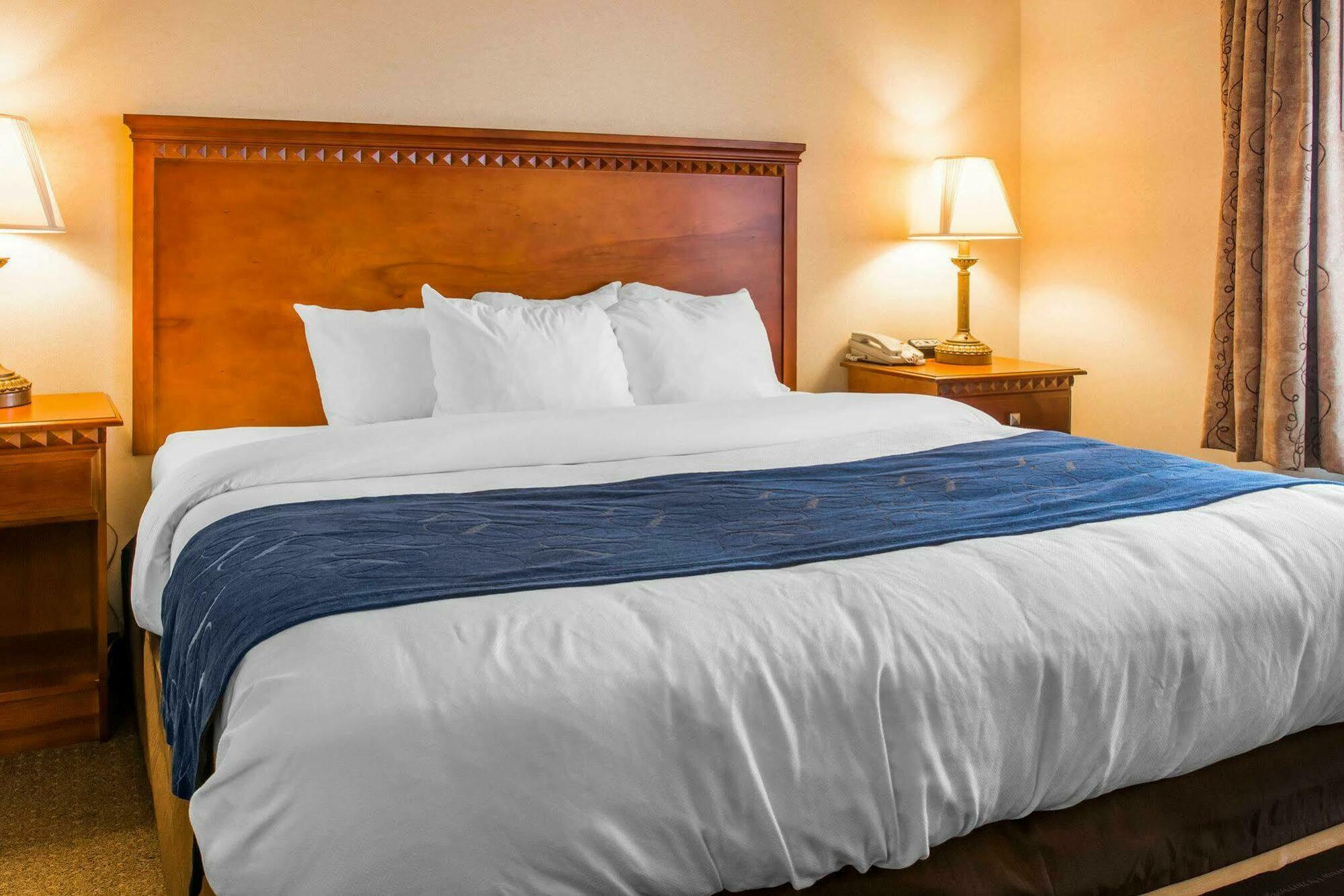 Comfort Suites Findlay Bagian luar foto